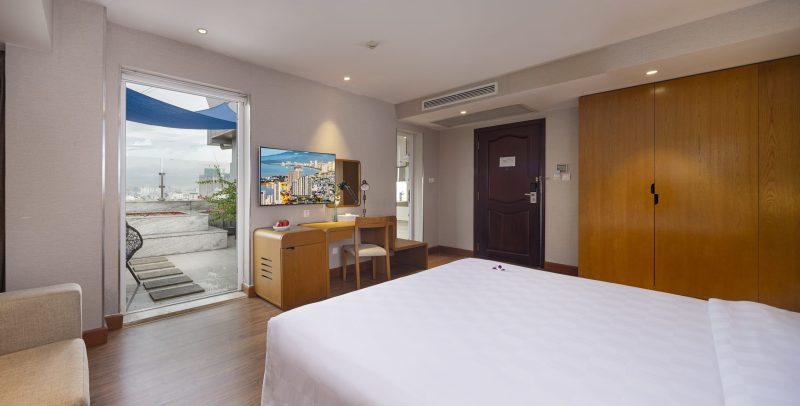Elegant Corner Suite -Daily Free Afternoon & Minibar